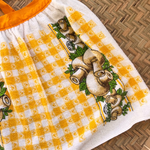 VINTAGE COTTAGE-CORE ORANGE CHECKERED MUSHROOM HALF APRON - Picture 8 of 11
